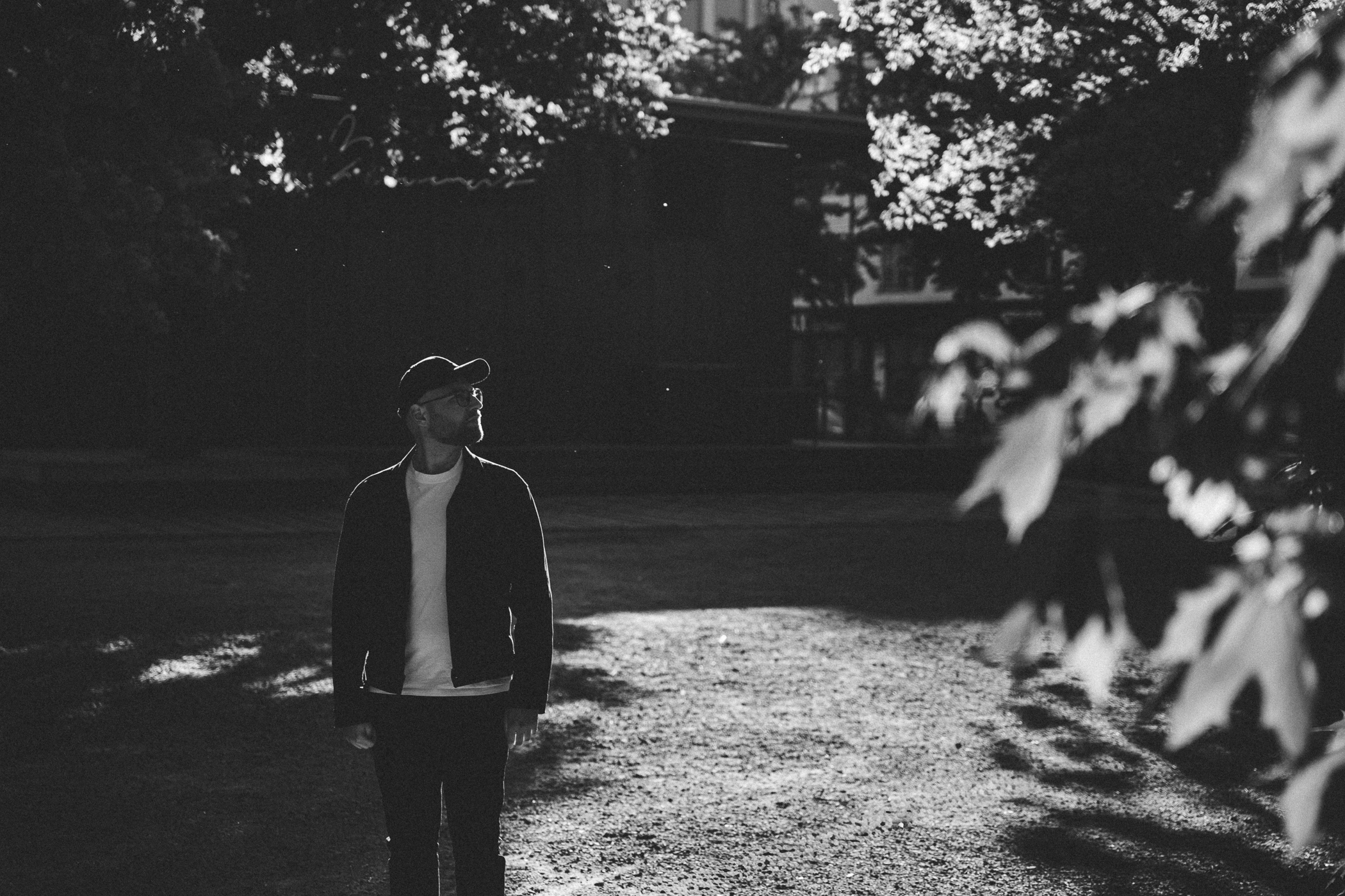 Mike Durden na debutovém albu Pitch Black bourá žánrové mantinely